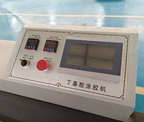 Konsole einer halbautomatischen Butylbeschichtungsanlage