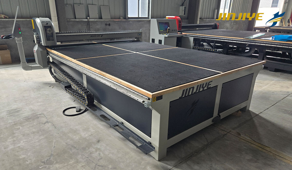 CNC-Glasschneidemaschine mit ihrem Glasschneidetisch
